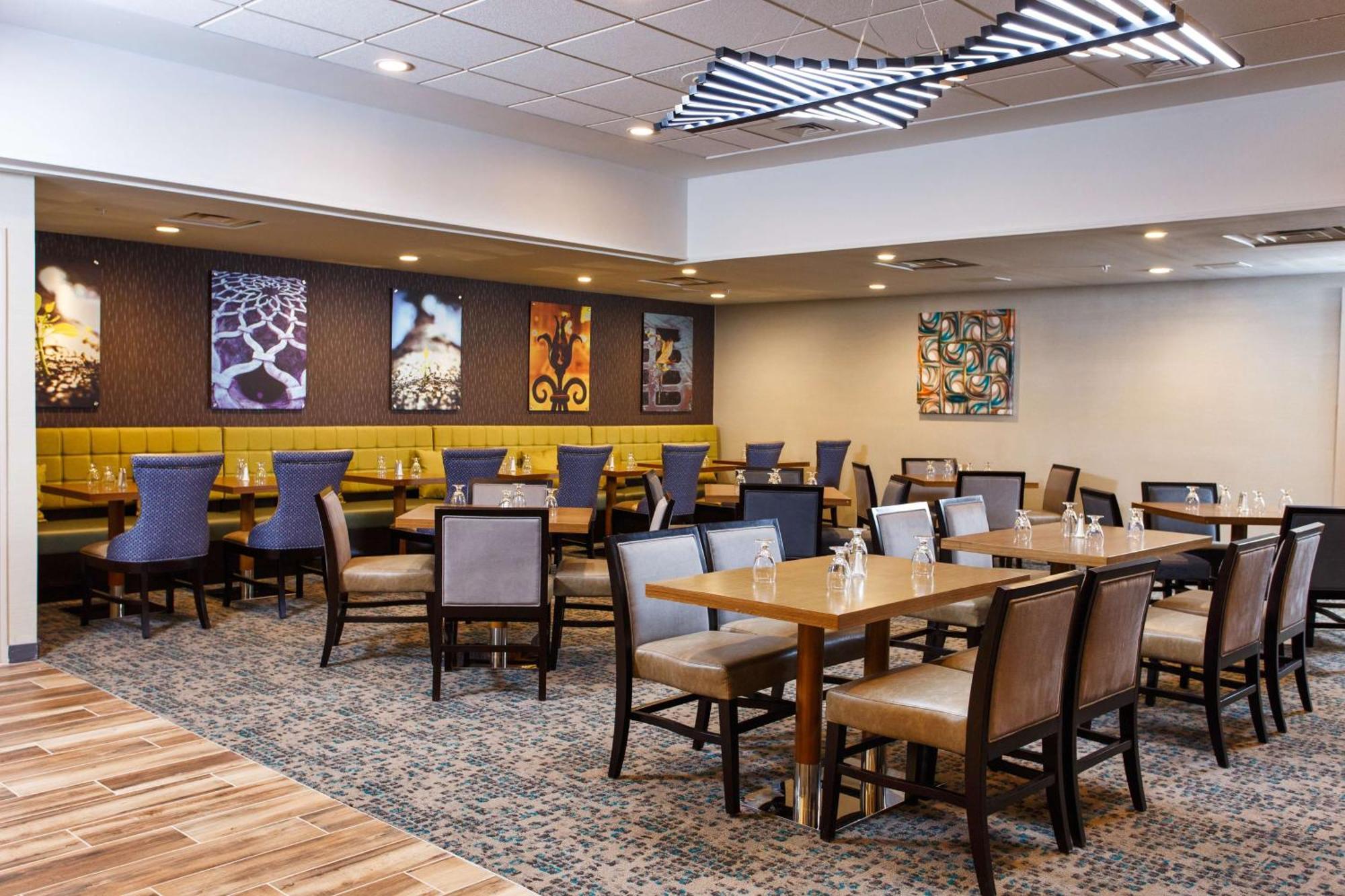 Doubletree By Hilton Neenah Екстериор снимка
