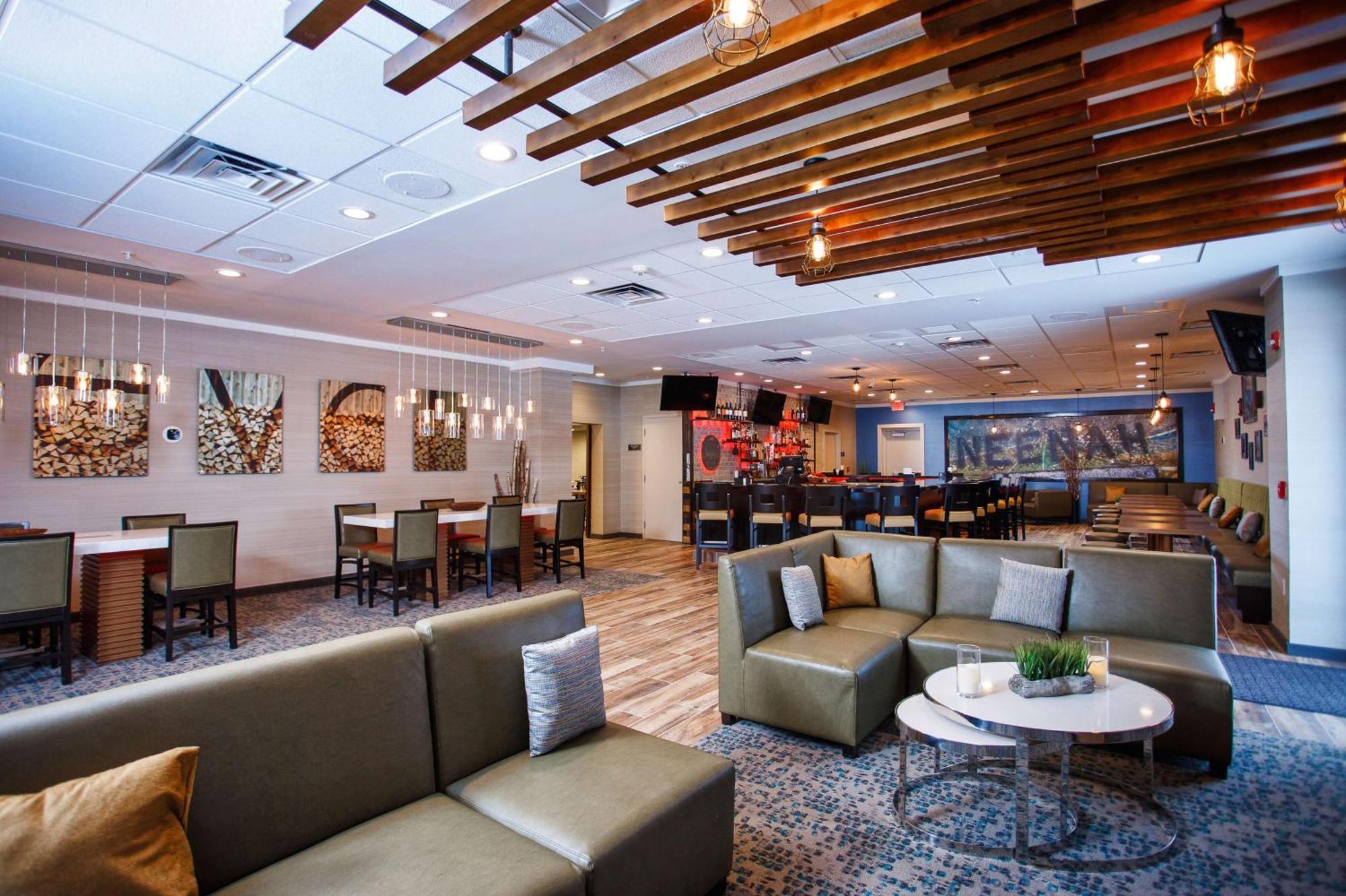 Doubletree By Hilton Neenah Екстериор снимка