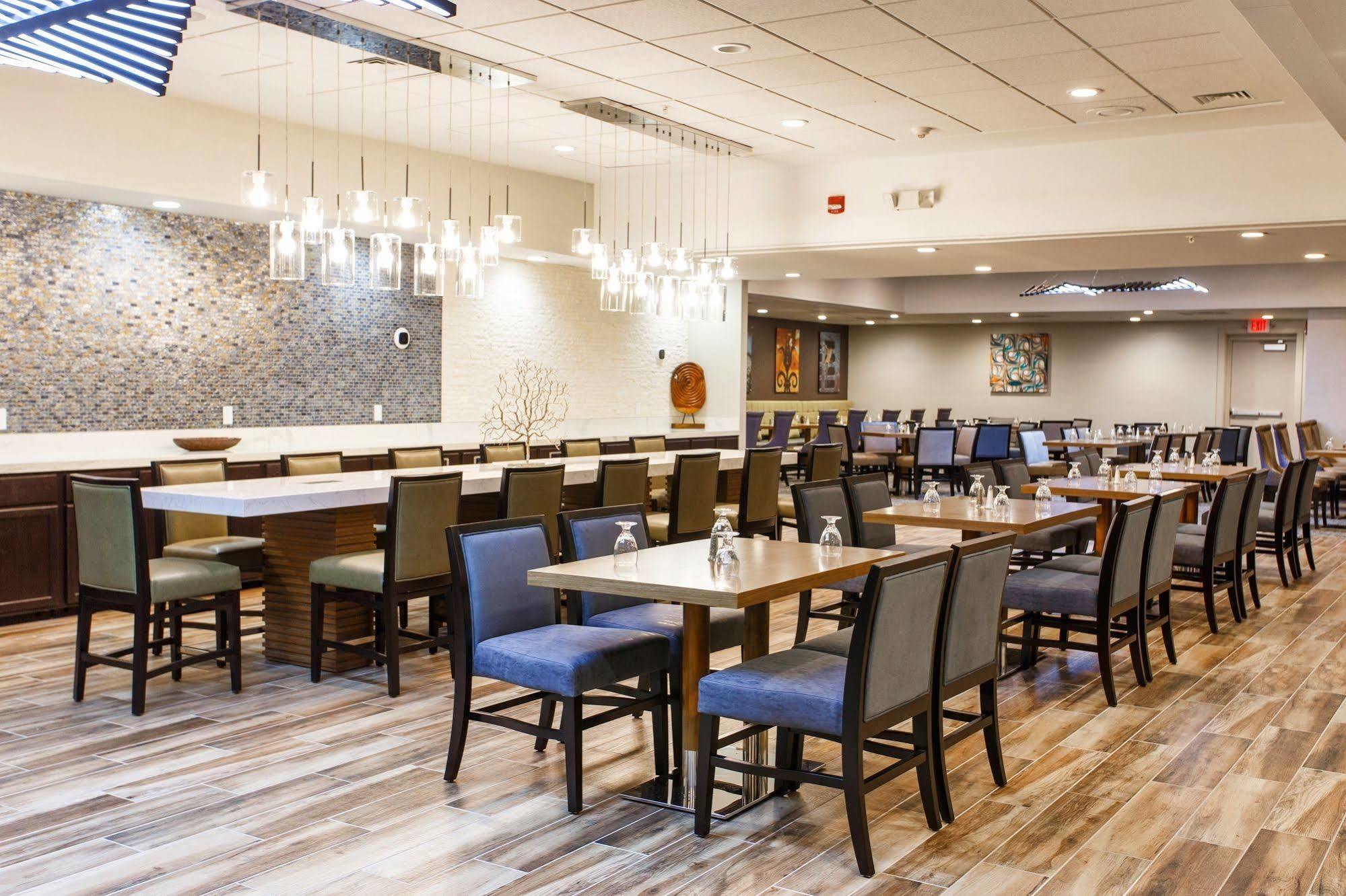 Doubletree By Hilton Neenah Екстериор снимка